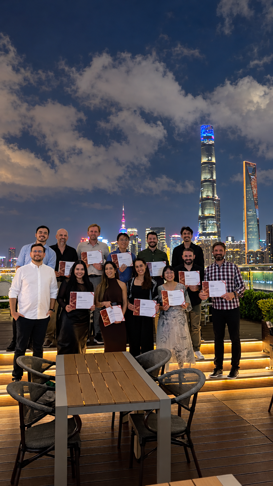 Jemmyma Reis e participantes exibem certificados com o skyline de uma cidade chinesa ao fundo