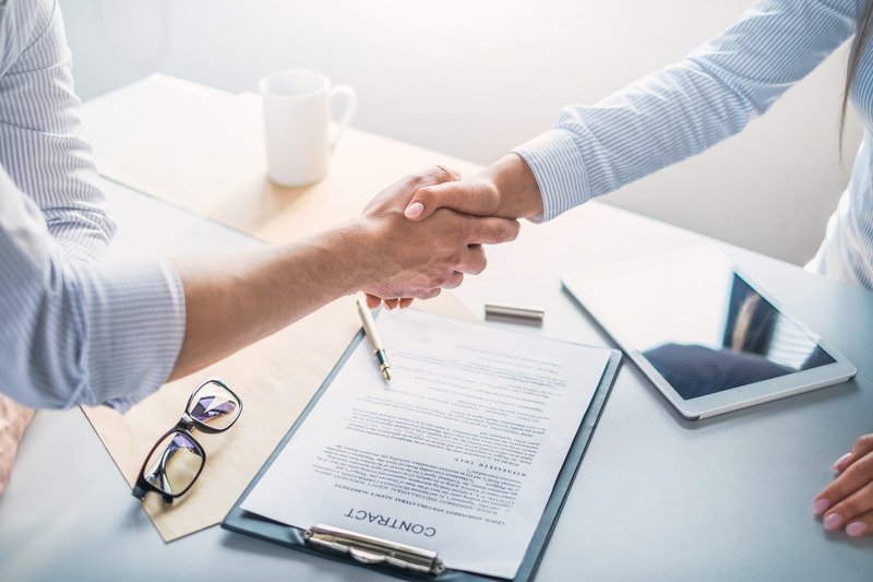 Negociação contratual entre parceiros comerciais