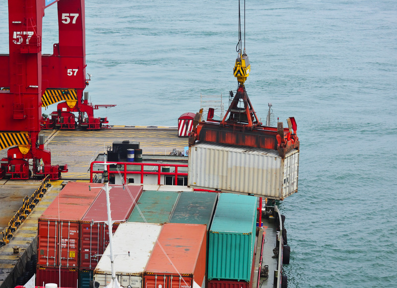 Porto de contêineres, parte da cadeia do comércio internacional