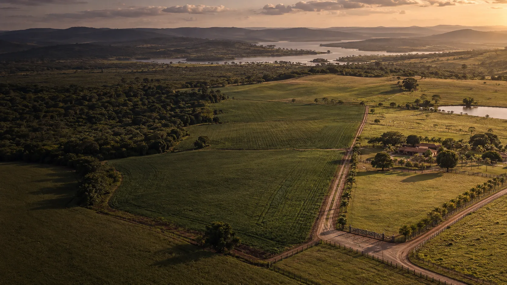 Vista aérea de propriedade rural com áreas de cultivo e estradas